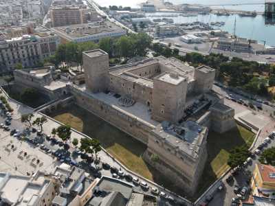 Parliamo di un edificio di 15mila metri quadri che nasconde tra le sue mura quasi novecento anni di storia: sorto per volere di Ruggero II il Normanno veglia infatti sulla citt� dal lontano 1131